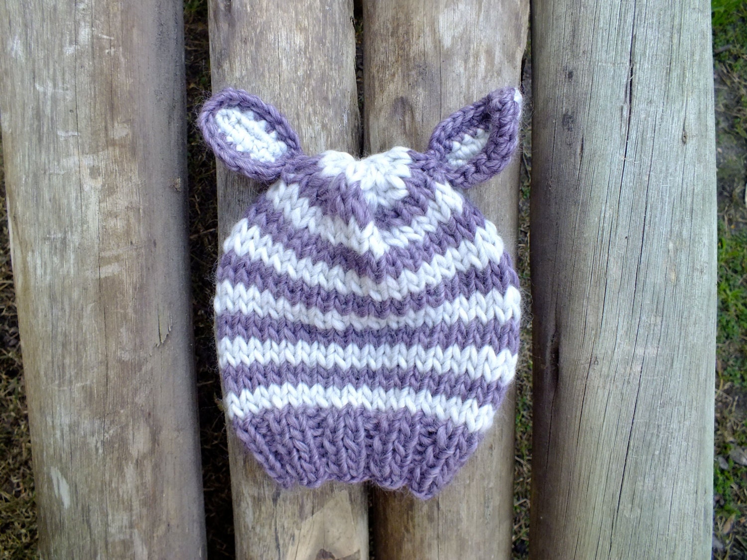 Children hat with ears, hand knit in pure wool. Baby hat or beret in a soft and light natural yarn. Accessory. Giraffe o  zebra design