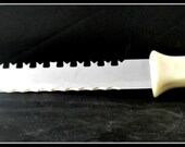 Vintage stainless steel Quikut brand "Quikkle"serrated carve and serve bread knife kitchen tool cutlery with ivory colored handle