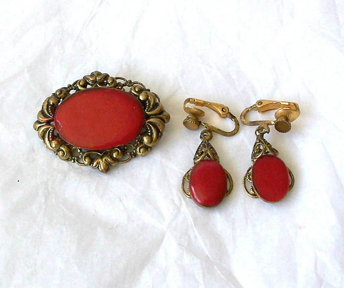 Vintage antiqued Brass Red Plastic Bezel Brooch Earrings Clip on Demi Parure