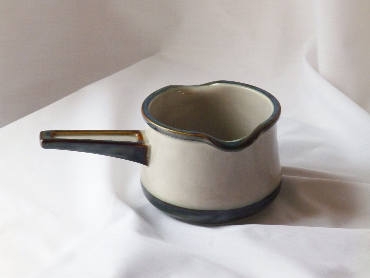 Bing & Grondahl mid-century Tema (theme) pattern sauce or gravy boat   ACL-031