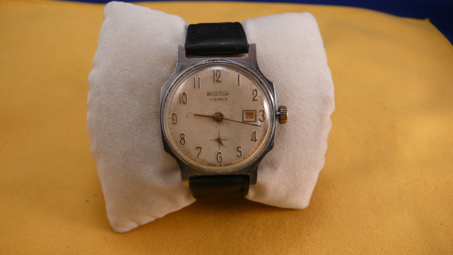 USSR "WOSTOK" 17 jewels wrist watch 1960 with date white dial VERY good