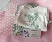 Early bird special- Newborn girl gift set - Receiving baby blanket- Organic long-sleeved body Applique bird- Emerald color - lilac flowers