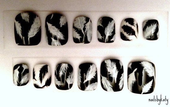 Black and White Feather Nail Set