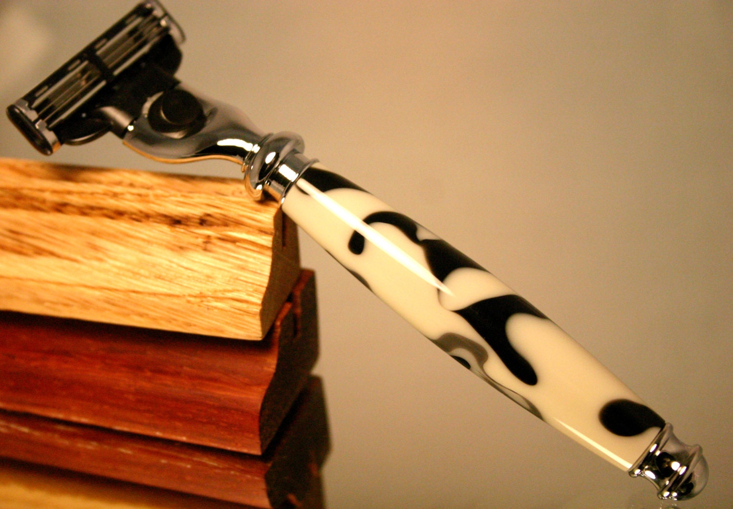 Shaving razor handle in black and white camouflage