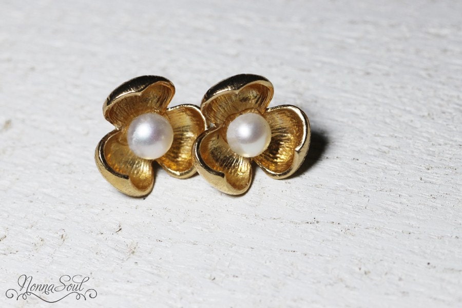 Flower stud earrings with white pearl, Pearl earrings, 24K gold plated earrings, Bridal earrings, Vintage earrings, Bridesmaid gift