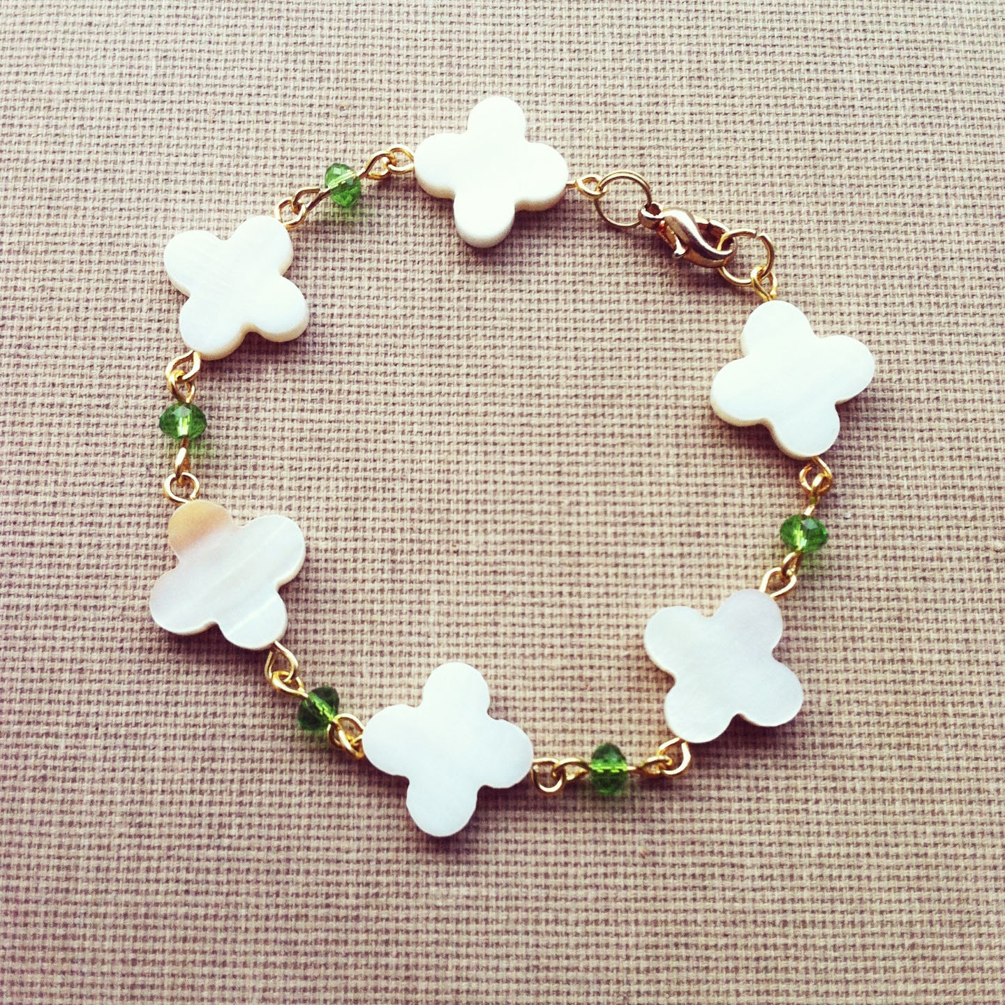 Mother of Pearl Clover Flower Good Luck Bracelet Friendship Bracelet Minimalist Bracelet Delicate Jewelry Simple Jewelry Green Faceted Beads