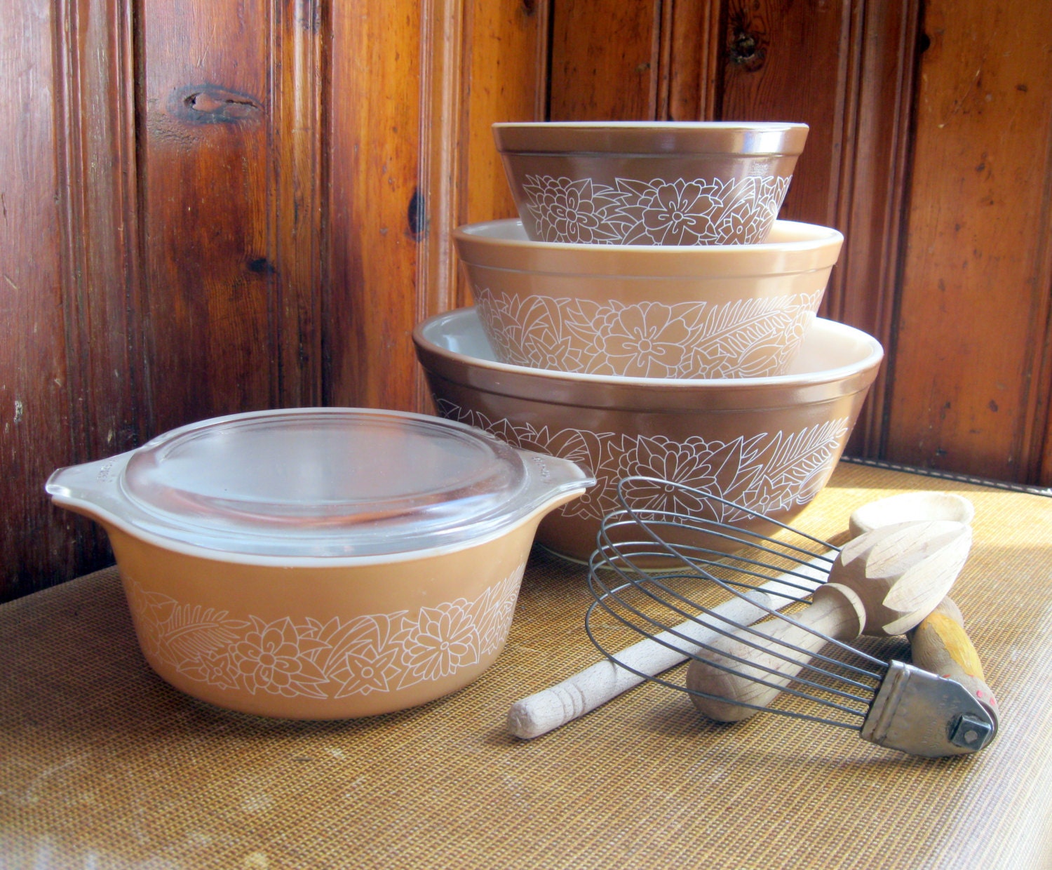 Woodland Pyrex: 5 pieces Mixing Bowls 401, 402, 403, 472 casserole with lid 750 mL, Corelle Compatibles, Vintage 1970s
