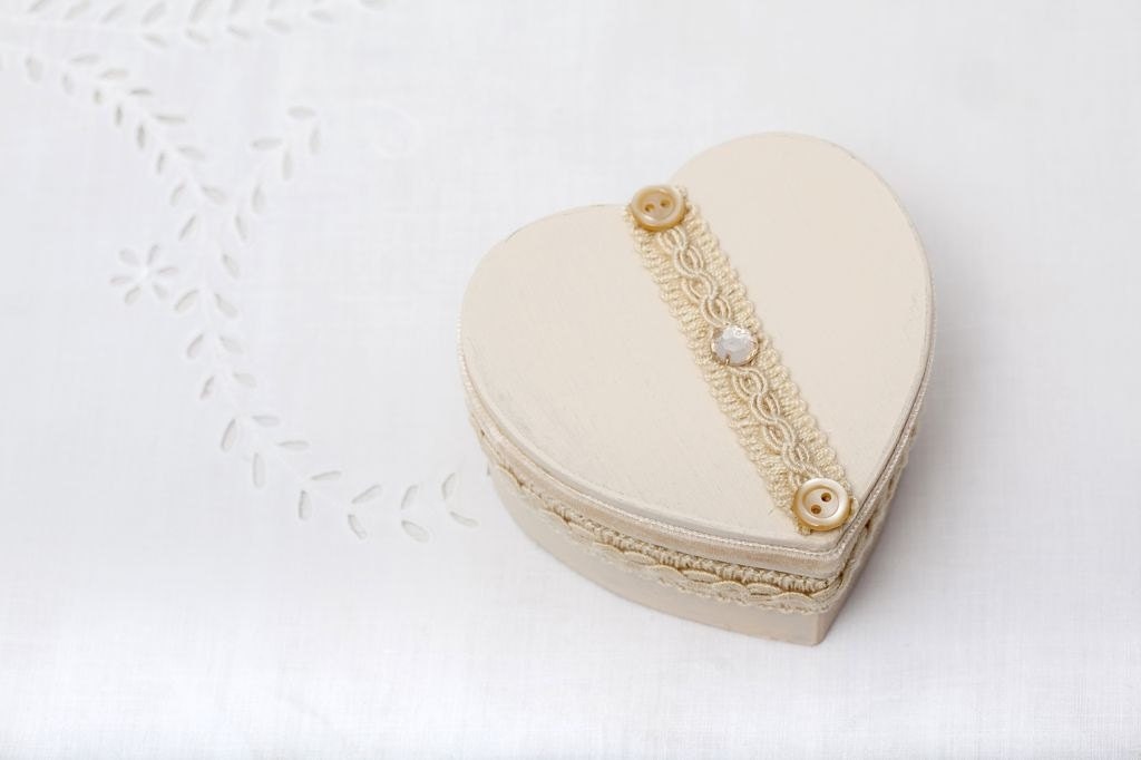 Small heart shaped vintage style gift / favor box