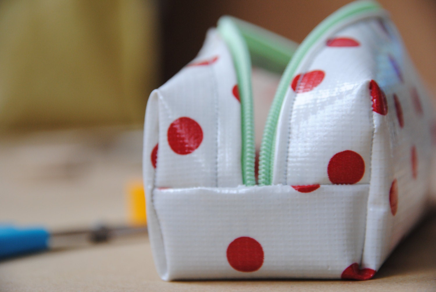Pencil case mint blue zipper Oil cloth red dots Kitsch Kitchen - 20 cm