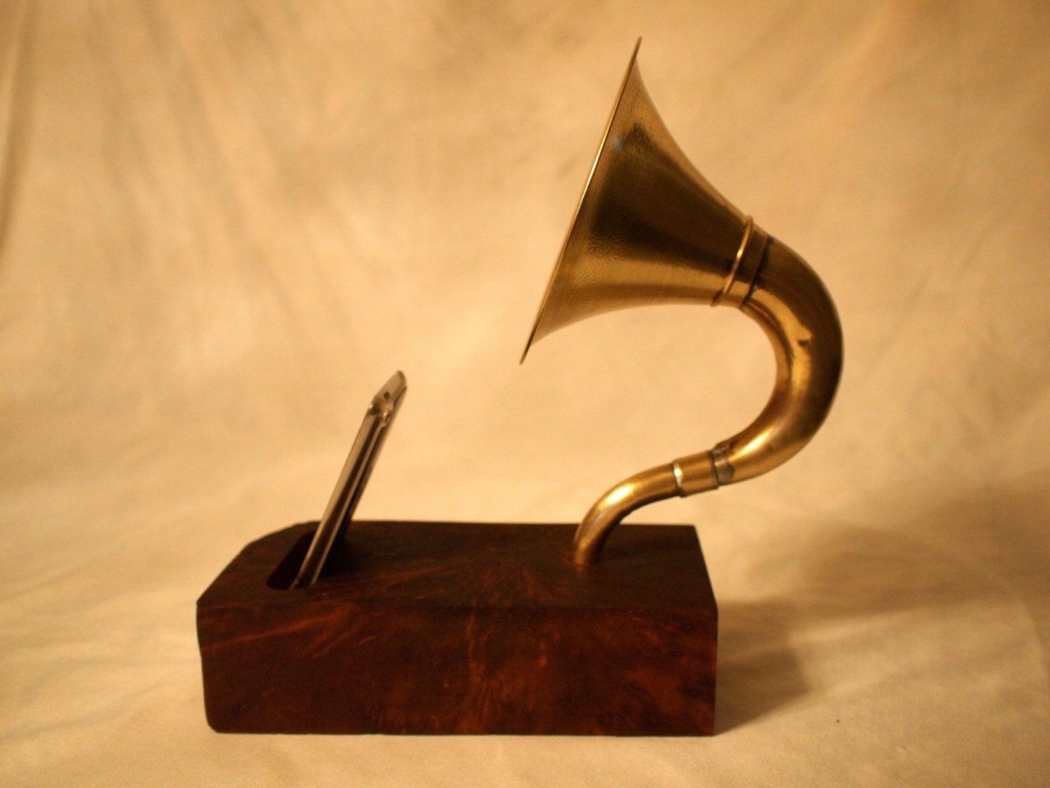 Acoustic iPhone Speaker Horn - Radio - Stereo -  The Symphony 1