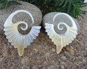 FREE US Shipping  10G - 2.4  mm Pair of Carved  yellow mother of pearl  Gauge ,Plugs,Organic gauge , Body Piercing Jewelry L628