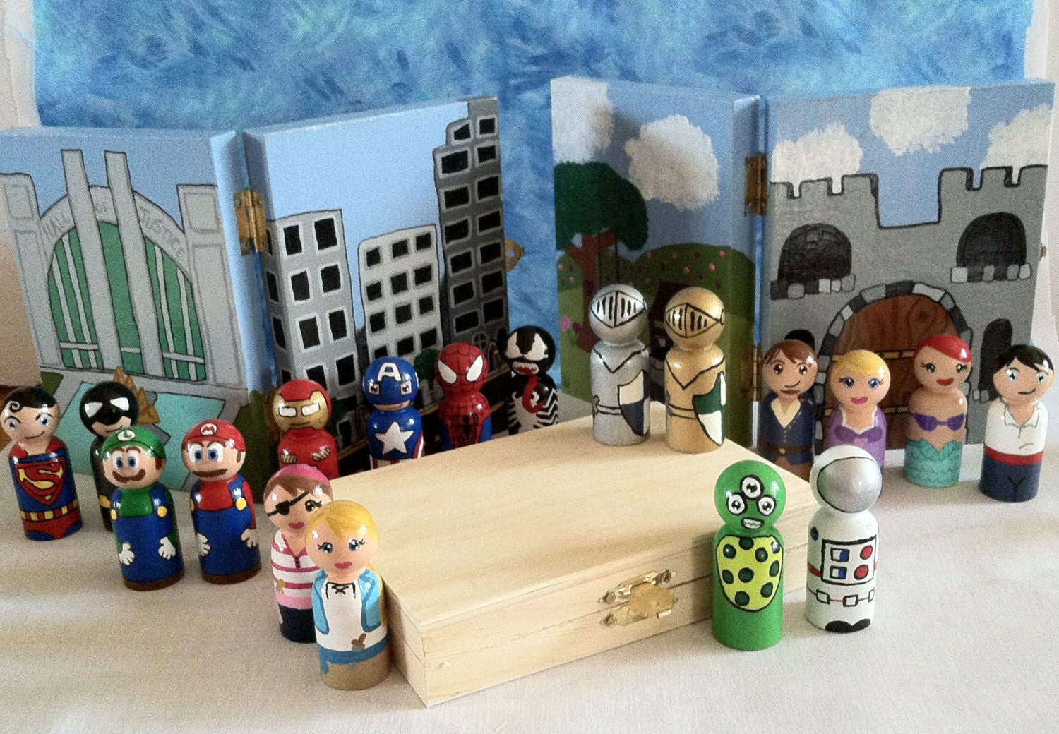 Small Travel Case with 8 Peg People