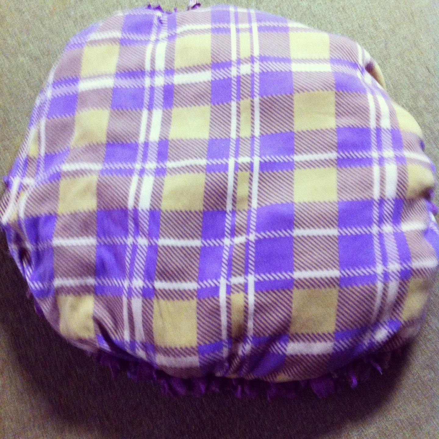 No sew pet cloud bed, purple and tan plaid with purple back 33 inches diameter,8inches high of super soft fluff