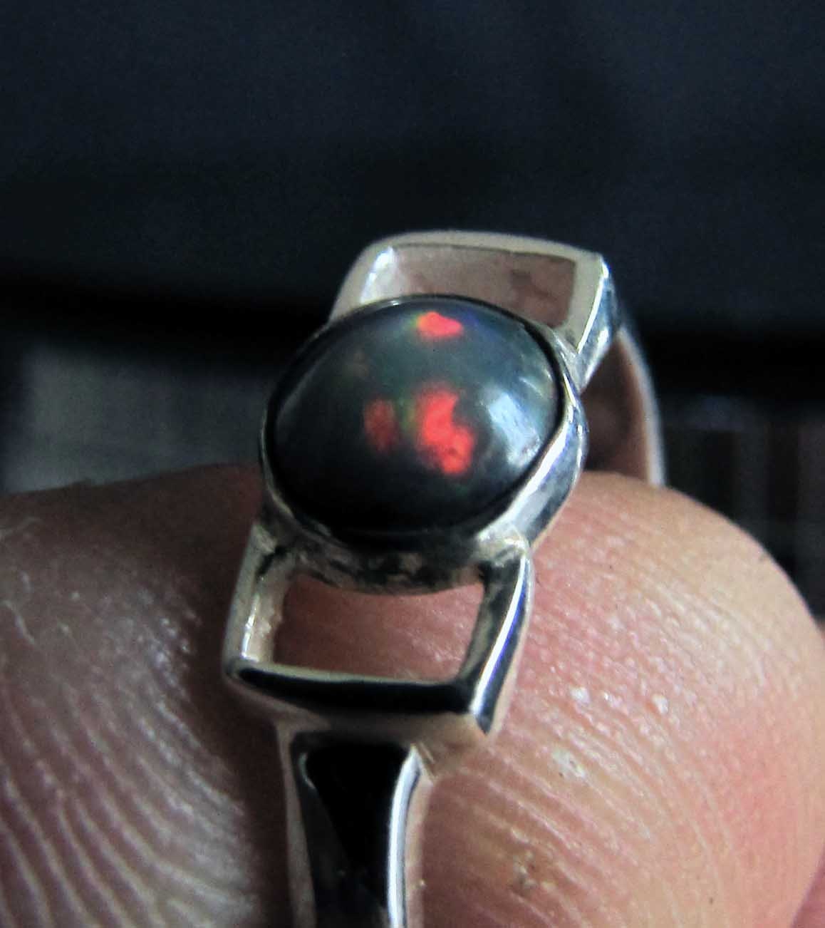 sterling silver gemstone ring with a round shaped multicolor opal marked 925 size 7 (GR96)