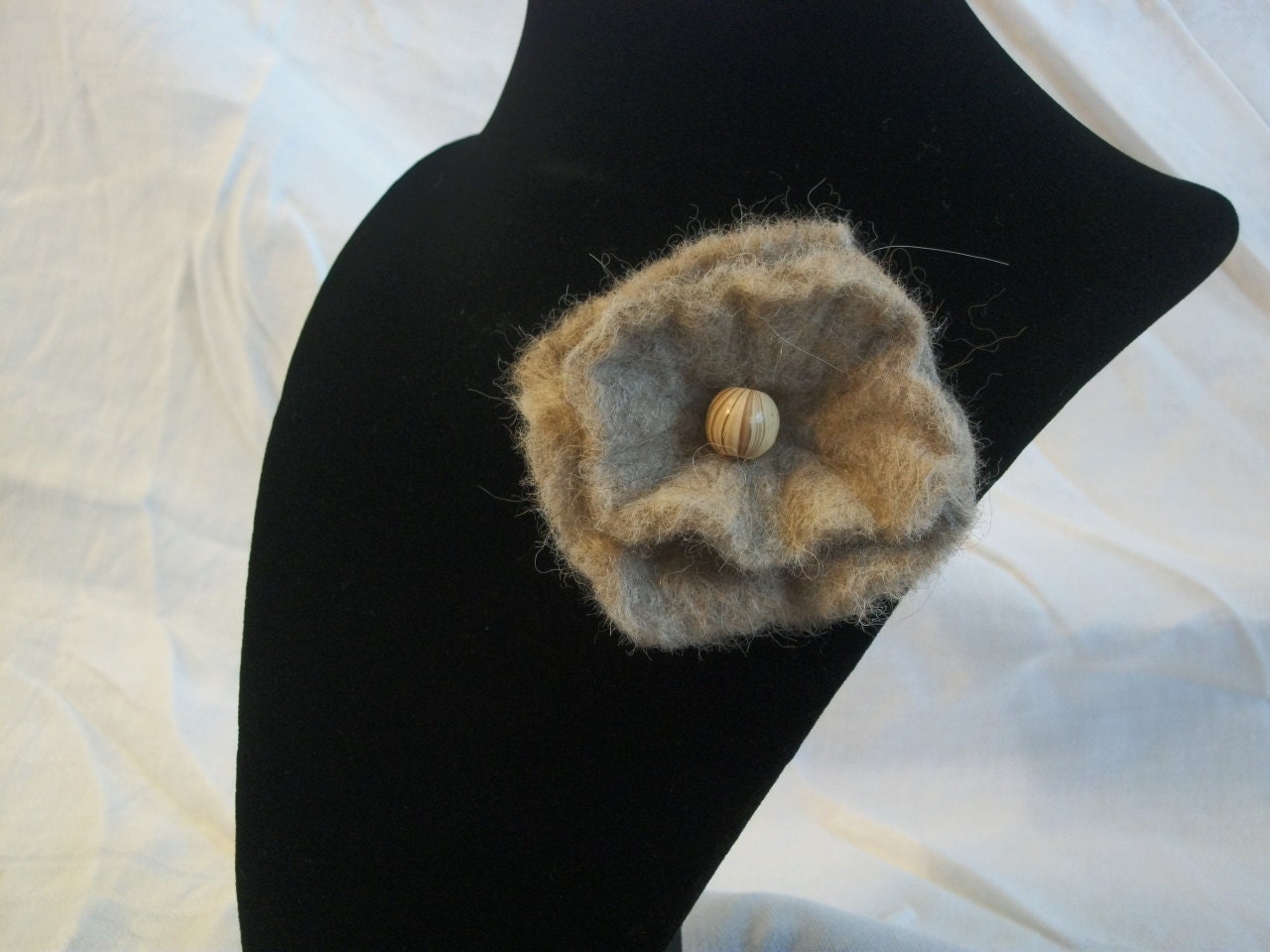 SALE. Double flower brooch (poppy or pavor) in felted alpaca, with bead of  bamboo, beige