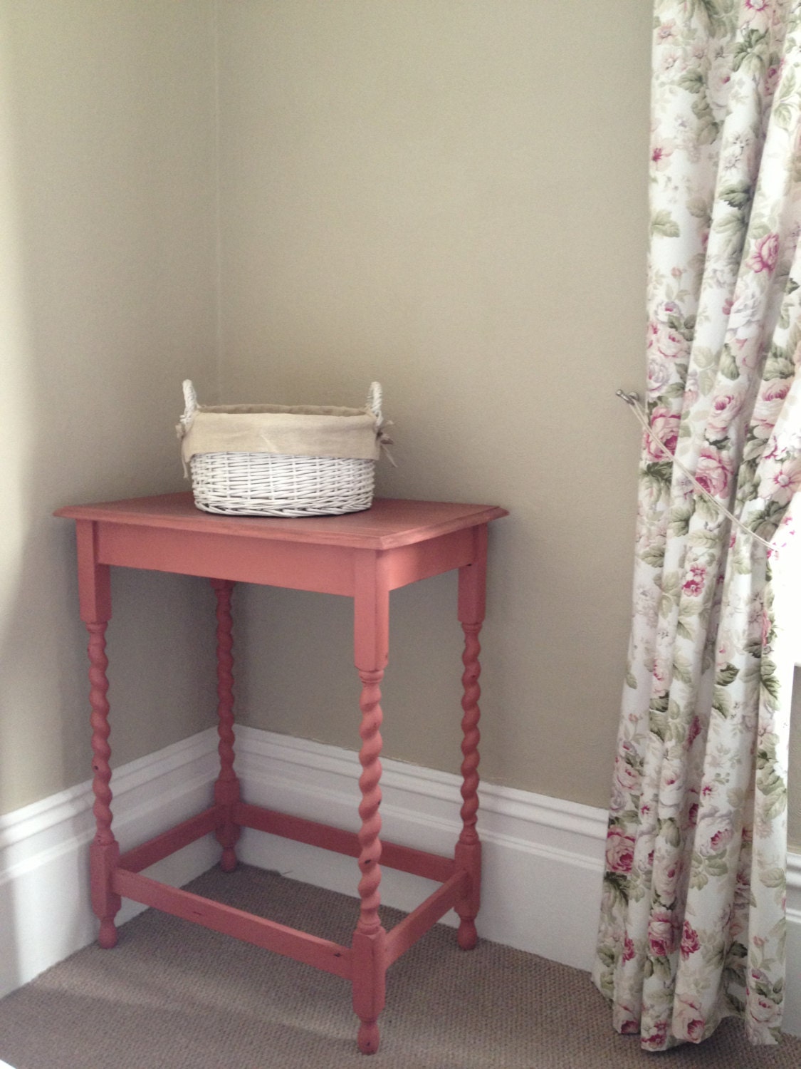 Shabby Chic Occasional/Lamp/Side/Console/Hall Table hand painted in scandinavian pink