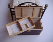 Leather trunk - Baúl de piel. 1:12 scale dollhouse miniature