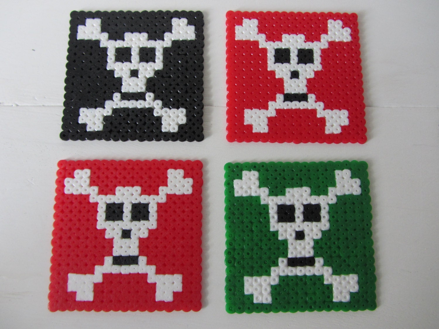 Fathers Day Gift - Retro Vintage Style Plastic Bead Coaster (Set of 4) SKULL And CROSSBONES Pirate (Free P&P / Shipping)