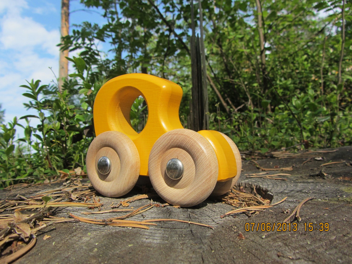 T-Ford wooden car, available in red, blue, green and yellow