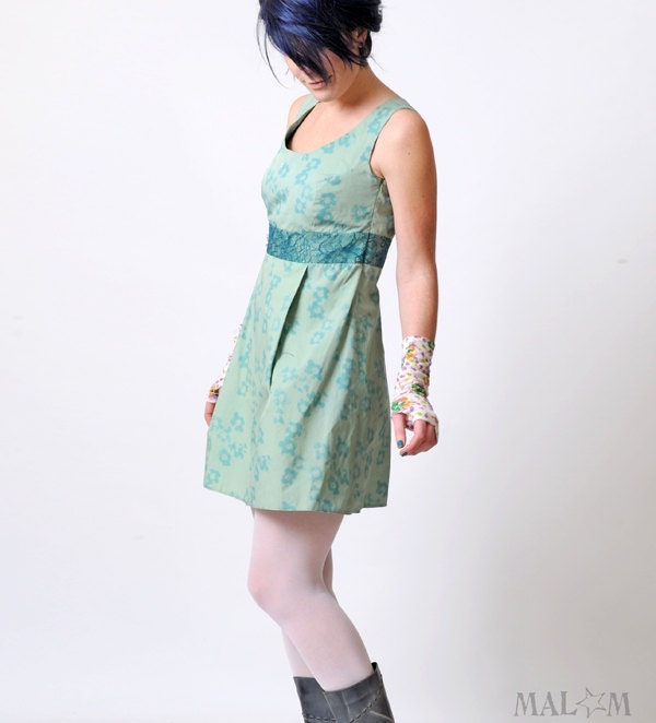 Short blue and green dress with floral pattern and lace - Size M
