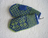 Handknitted wool mittens for babies, norwegian pattern