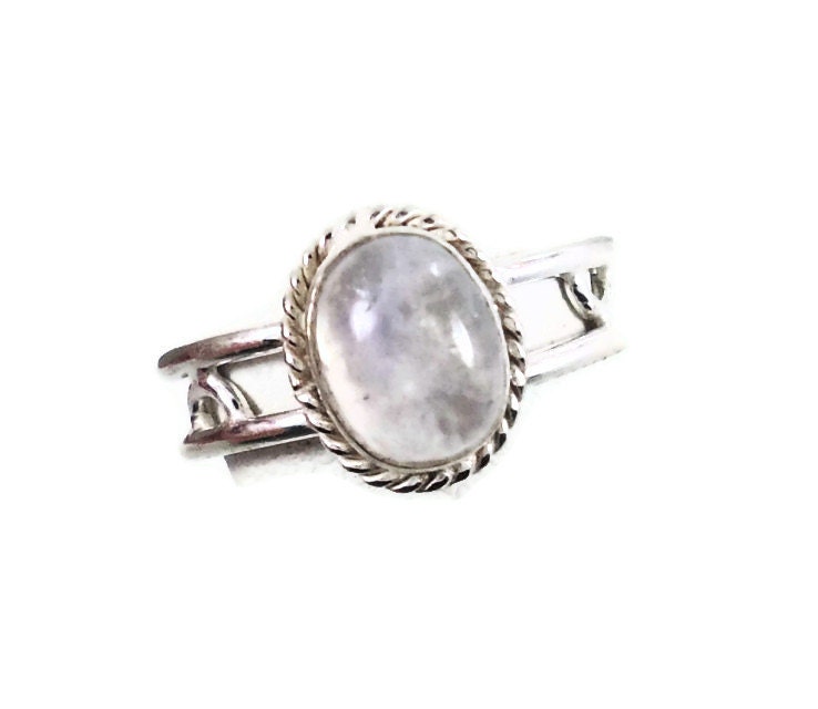 Moonstone sterling silver ring - Modern style Glowing stone - Size 9 - InVintageHeaven