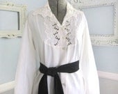 60s White Vintage Blouse // Floral Yoke // Size Medium