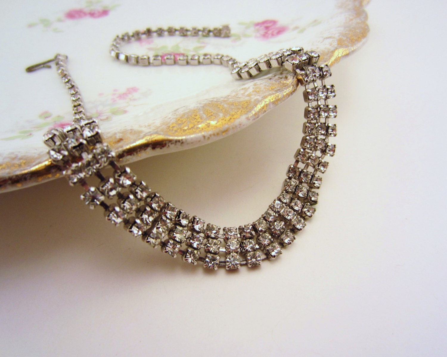 Vintage rhinestone necklace. Choker length jewelry. Silver, sparkling. Adjustable length. Elegant old world glamour.