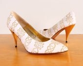 Vintage Bruno Magli Pumps - Womens 7 / 37.5 - Dead Stock Heels Textile Gold White Bows Embroidered Bold Stilettos 1980s 80s NWT Italy