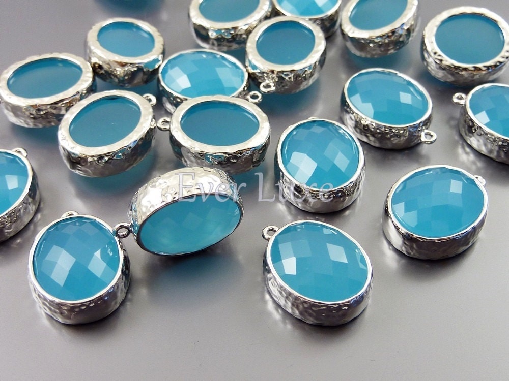 5074R-OB (2 pcs) Ocean Blue / Rhodium Faceted oval glass with hammered bezel pendants