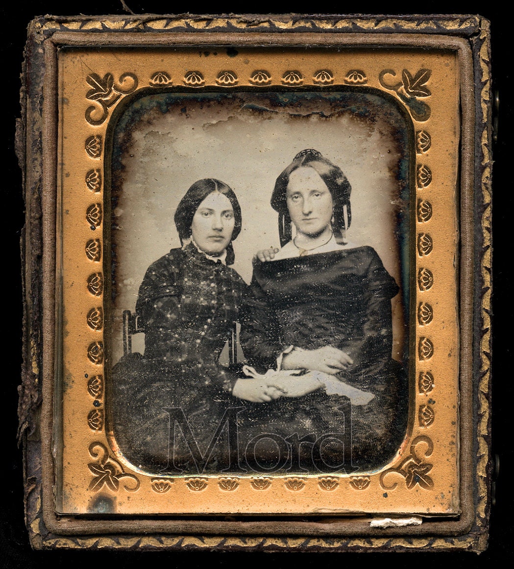 Very Nice 1/6 Dag of Women in Affectionate Pose Holding Hands // Original Seals