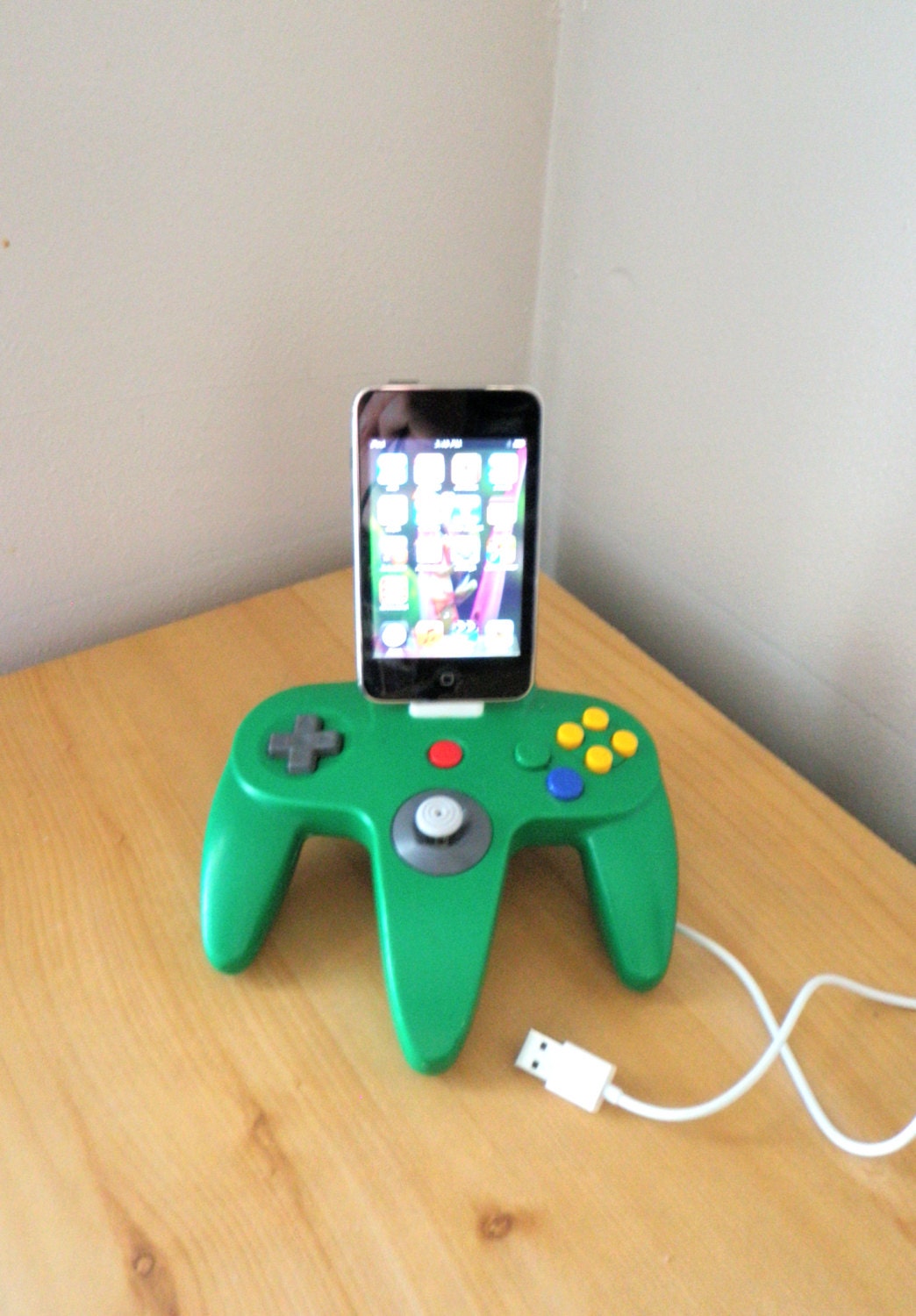Nintendo Green N64 Controller Ipod or Iphone Charger Dock USB