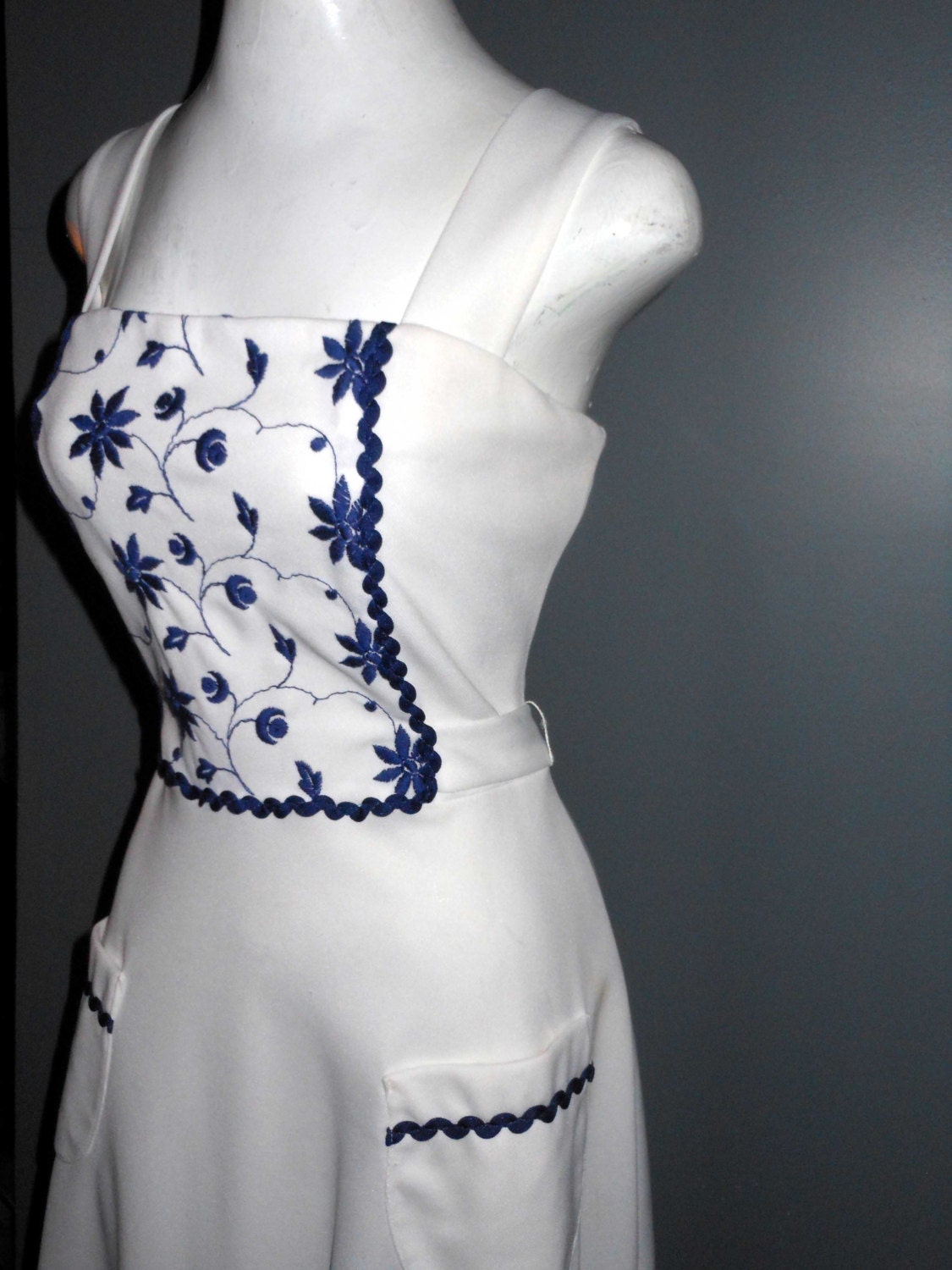 Vintage 70s Dress White Sundress Blue Embroidery BoHo Chic A LiNe
