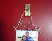 Valentine's Day Hanging Swirl Picture Frame With Abstract Hearts, Double Heart 4x6 Photo Holder, Wire Art Wall Hanging with Twine, Rustic