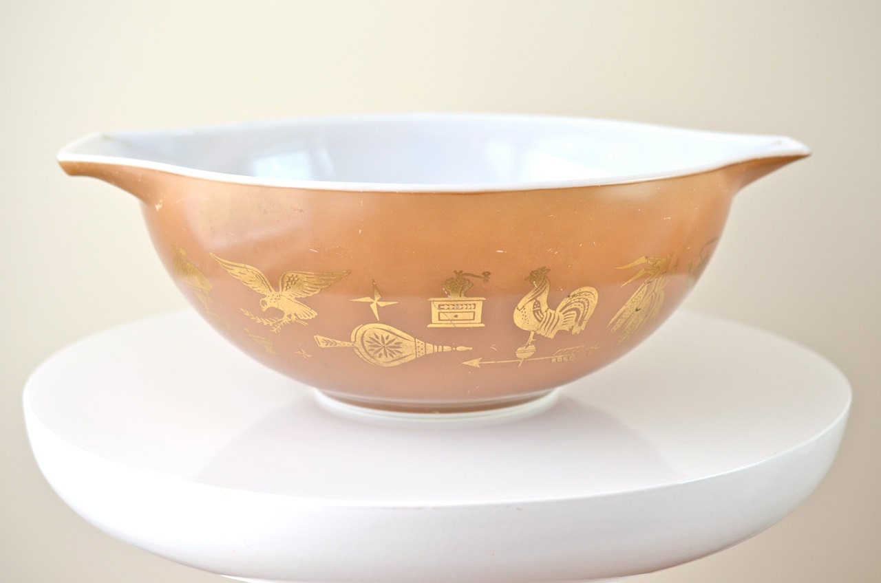 Early Americana Pyrex Nesting Cinderella Large Mixing Bowl in Brown and Gold, Cat, Eagle, Lantern, 1960s Kitchen, Midcentury