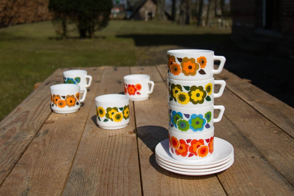 Arcopal France Lotus coffee/tea cups with Arcopal France saucers - set of 4