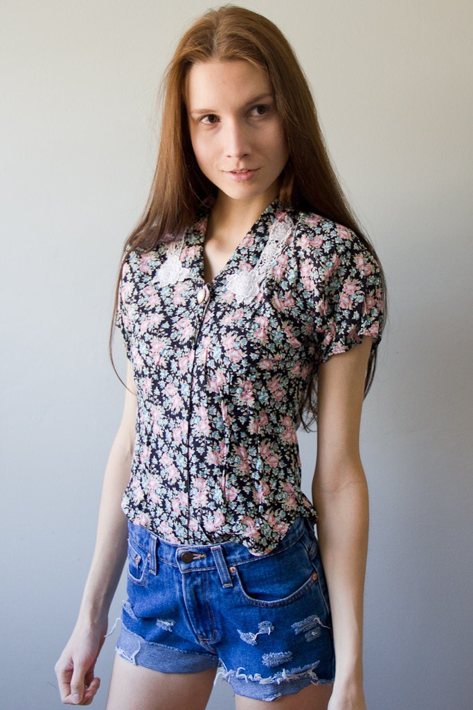 Vintage Floral Blouse Lace Collar 70s Edwardian Doily Short Sleeve Cindy Collins Pink Button Up Hipster Small Extra Small XS