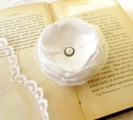 White Flower Hair Clip, Simple Pearl Bridal Accessories, for Bride, Bridesmaid, Satin White Wedding