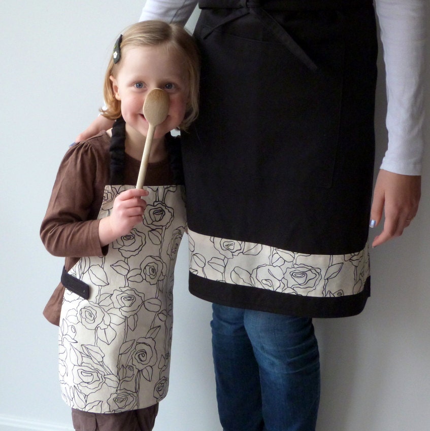 Mother Daughter Apron Set, Matching Mommy and Me Aprons, Handprinted Flowered Fabric, Free US Shipping