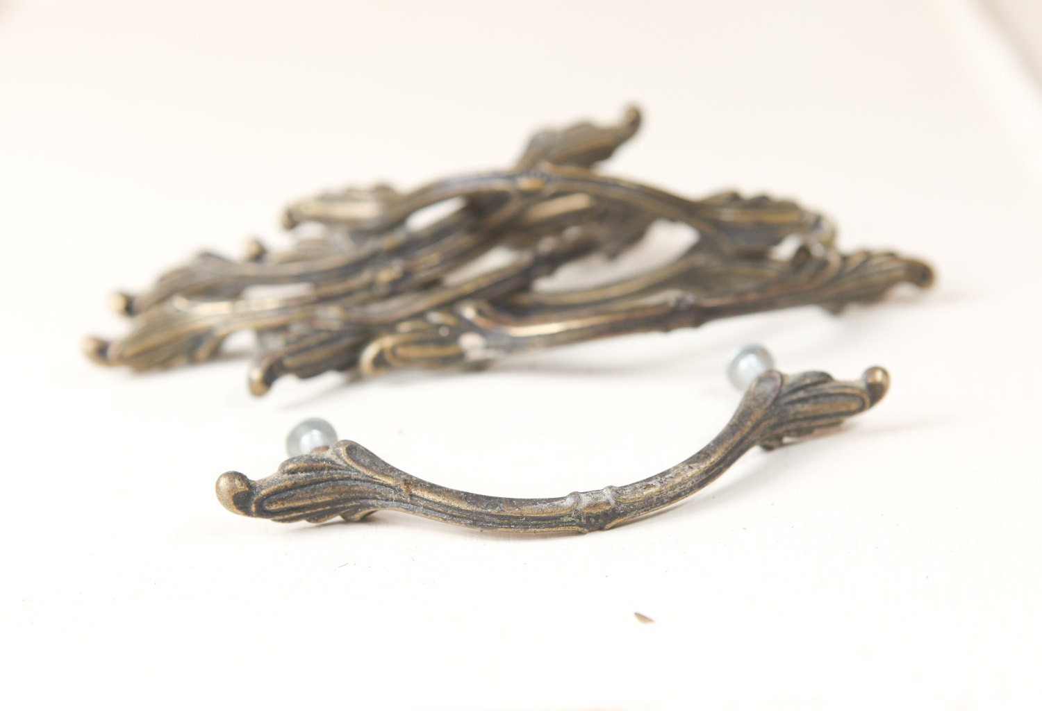 Vintage Brass Hardware, Leaf de fleur ends, Curved Handle Pulls, for cabinets and drawers (set of 7).