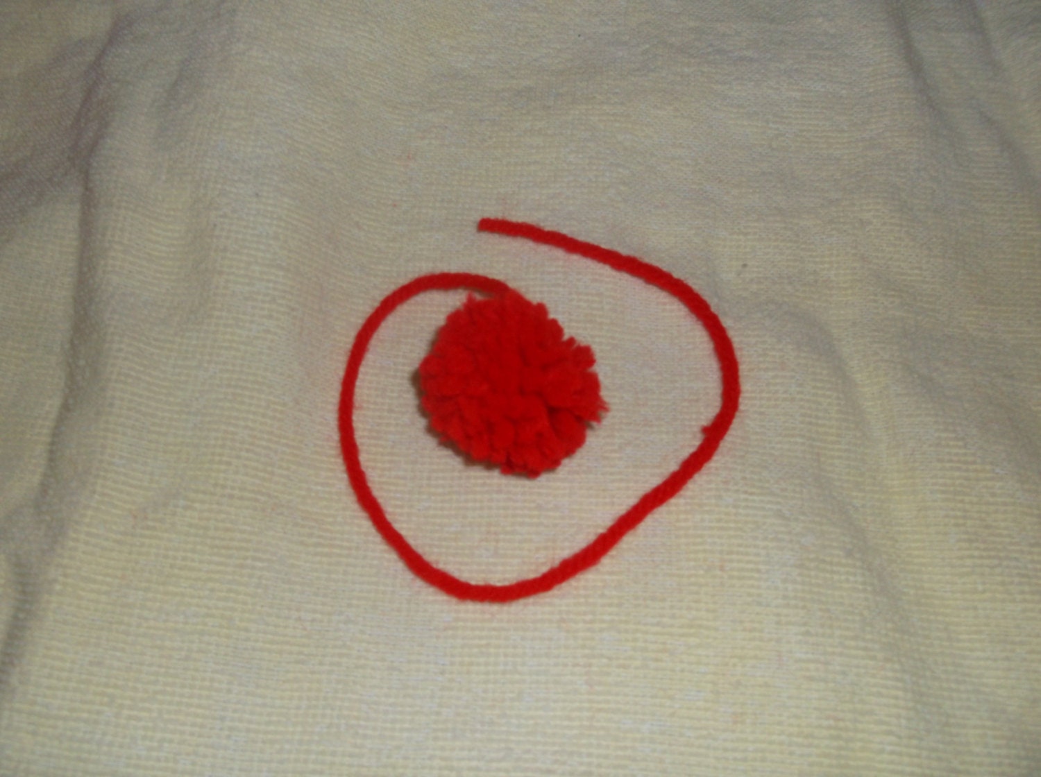 Set of six pom-poms - red