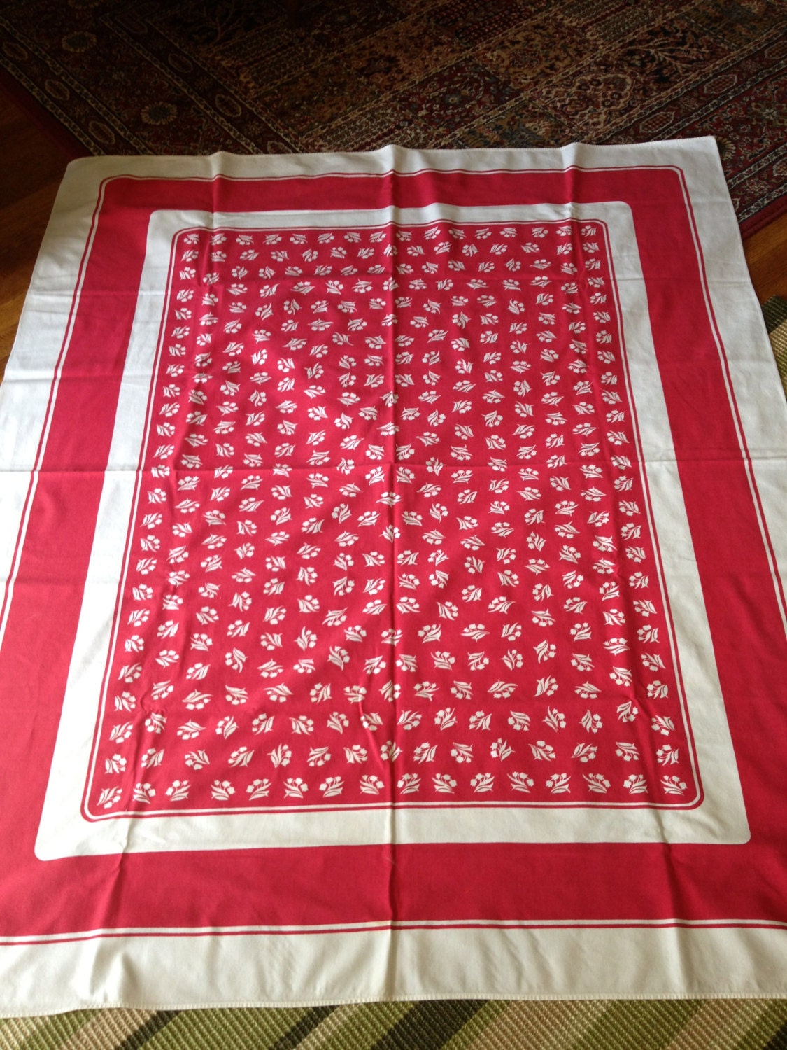 Eames Era Red and White Simtex Tablecloth, In Great condition 52 X 62, In Really Nice Condition