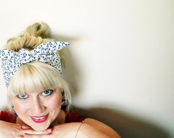 40s style headband. Rockabilly head scarf. Off-white. Blue. Floral pattern. Retro hair tie. Pin up style head band. Tiny flowers. Bandana.