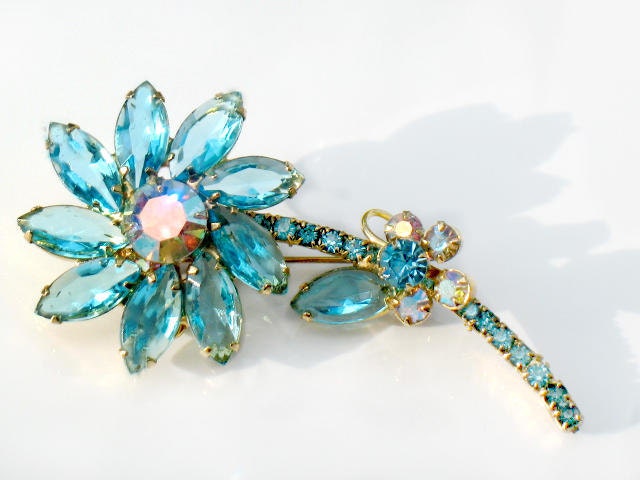 JULIANA Aqua Blue Flower Brooch Vintage High Fashion Rhinestone Collectable Jewelry Pin D&E Rare Verified Beauty Spring Summer
