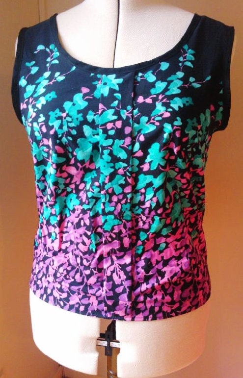1950's/1960's vintage inspired sleeveless shell top with cascading floral print. UK size 14/16