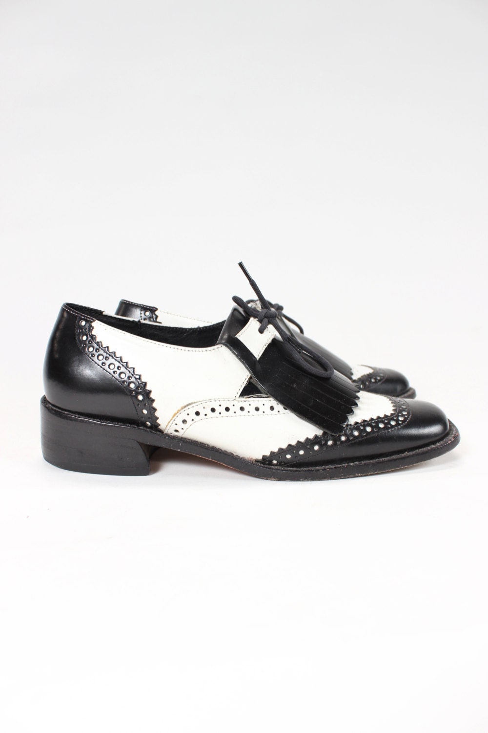 Black and White Heel Cut Out Lace Up Oxford Shoe Kenneth Cole Vintage size 6 1/2