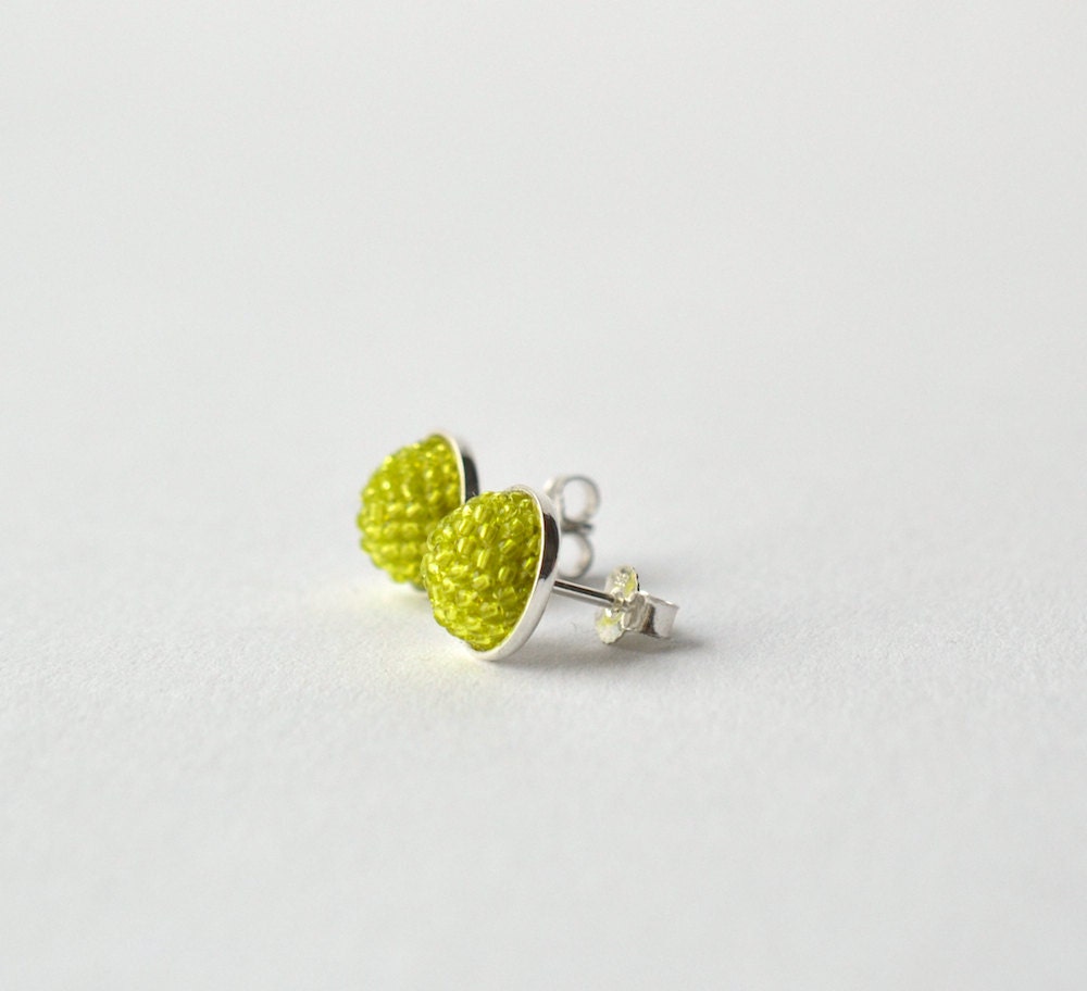 light green stud earrings made of glass beads and sterling silver , diameter 1cm