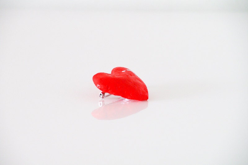 Red heart brooch - Love - Woman jewelry - Handmade pin - Gift under 15