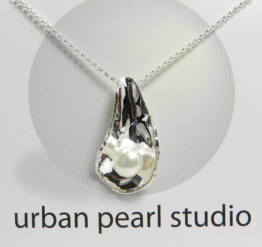 Pearl Pendant Necklace Bridesmaid Jewelry - Silver Oyster Shell Necklace w White Pearl Beach Wedding
