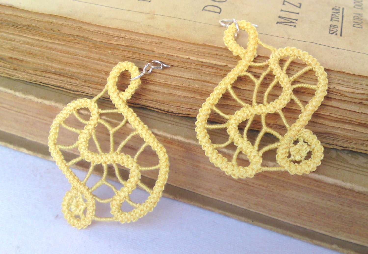 Vanilla yellow freeform earrings, crochet, romanian point lace handmade sewed earrings, simple, spiderweb